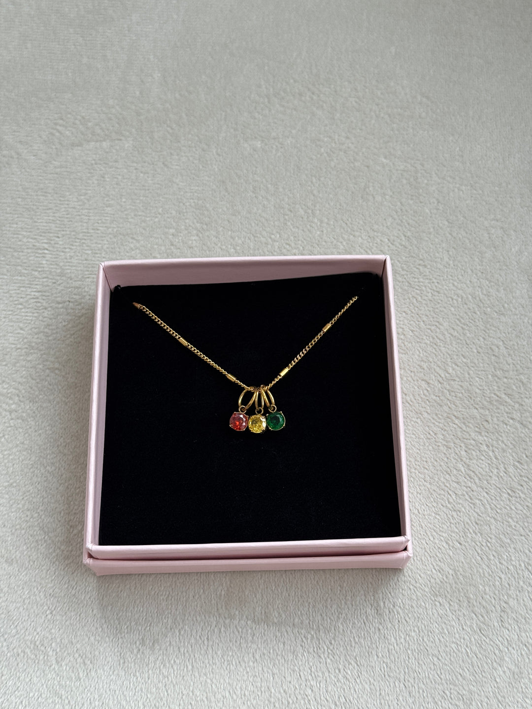 Mevin necklace- kesku sor û zer