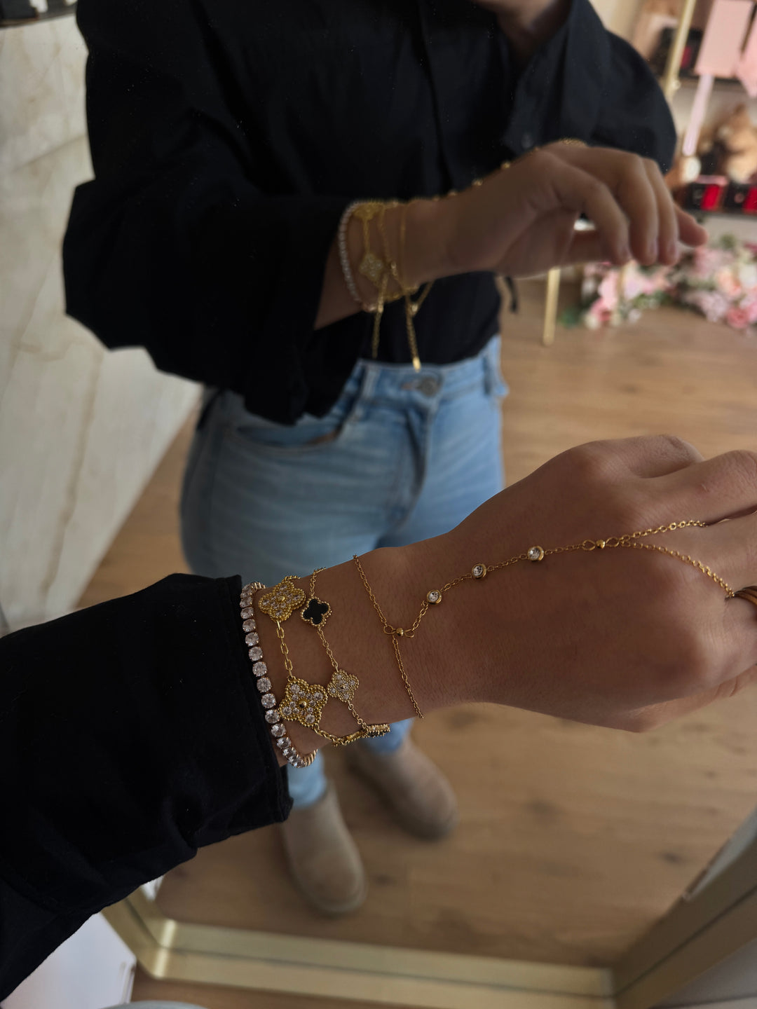 Lara Handchain